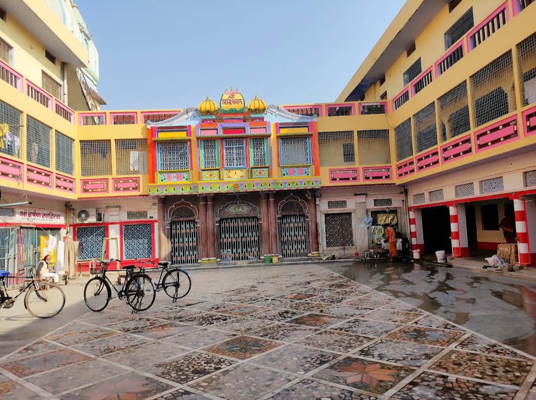 Serene courtyard of Janaki Mahal Trust near Ram Mandir